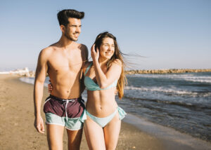 Casal com roupas de banho na praia