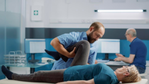 Fisioterapeuta tratando de uma dor crônica com alongamento