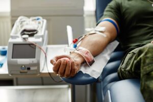 soldado doando sangue