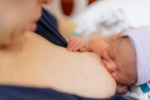 bebê em um momento de aleitamento materno