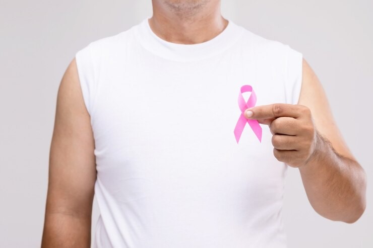 Homem segurando fita rosa em conscientização para o câncer de mama em homens