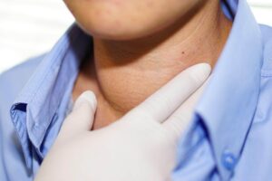 Médico examinado pescoço e garganta de paciente.