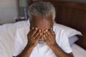 Idoso com distúrbios no sono por conta da doença de Parkinson.