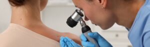 Medica fazendo exame em uma paciente